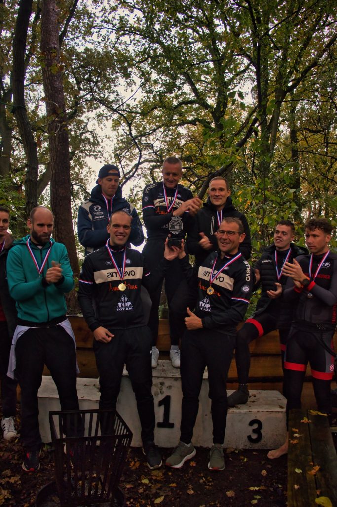 Podium en bokaal na afloop
